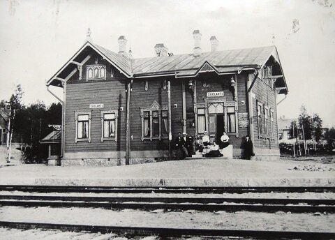 Tältä Suolahden Wanha Asema näytti valmistuessaan vuonna 1898. (Kuva: Väksyn arkisto)